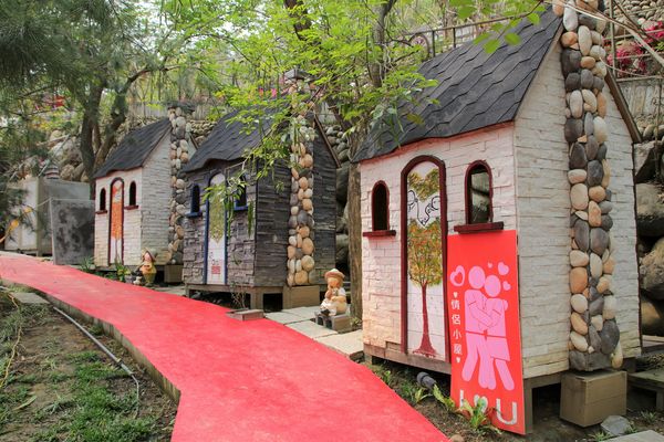 今夜星辰休閒農場：【彰化景點】今夜星辰休閒農場。超浪漫的LOVE愛心場景/童話般的婚紗外拍場景/草泥馬&駱馬&小動物餵食/情侶親子的輕旅行