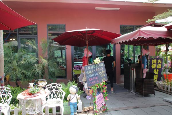 今夜星辰休閒農場：【彰化景點】今夜星辰休閒農場。超浪漫的LOVE愛心場景/童話般的婚紗外拍場景/草泥馬&駱馬&小動物餵食/情侶親子的輕旅行