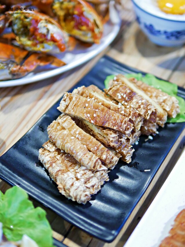 台南美食『府城騷烤家』蟹黃滿成這樣真的犯規犯規，期間限定川燙小卷、炭烤紅蟳吃起來！