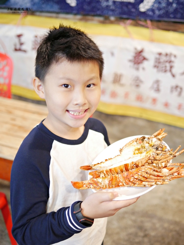 浮誇系成大美食!超吸睛米奇豬油拌飯吃起來『府城騷烤家』整隻龍蝦抓起來嗑也太過癮啦!台南美食|台南東區|台南宵夜 - 曼達愛吃鬼