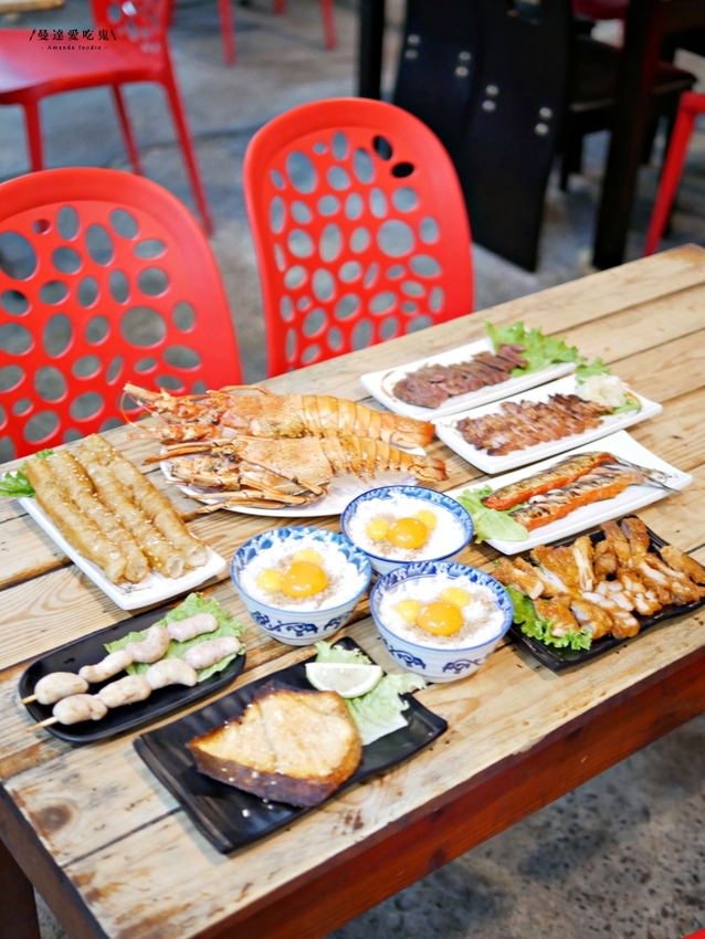 浮誇系成大美食!超吸睛米奇豬油拌飯吃起來『府城騷烤家』整隻龍蝦抓起來嗑也太過癮啦!台南美食|台南東區|台南宵夜 - 曼達愛吃鬼