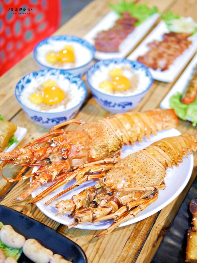 浮誇系成大美食!超吸睛米奇豬油拌飯吃起來『府城騷烤家』整隻龍蝦抓起來嗑也太過癮啦!台南美食|台南東區|台南宵夜 - 曼達愛吃鬼