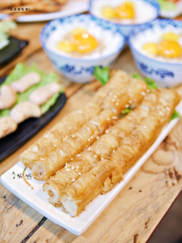 浮誇系成大美食!超吸睛米奇豬油拌飯吃起來『府城騷烤家』整隻龍蝦抓起來嗑也太過癮啦!台南美食|台南東區|台南宵夜 - 曼達愛吃鬼