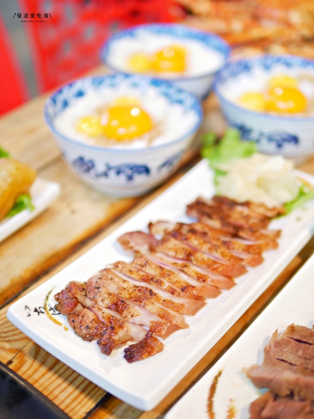 浮誇系成大美食!超吸睛米奇豬油拌飯吃起來『府城騷烤家』整隻龍蝦抓起來嗑也太過癮啦!台南美食|台南東區|台南宵夜 - 曼達愛吃鬼