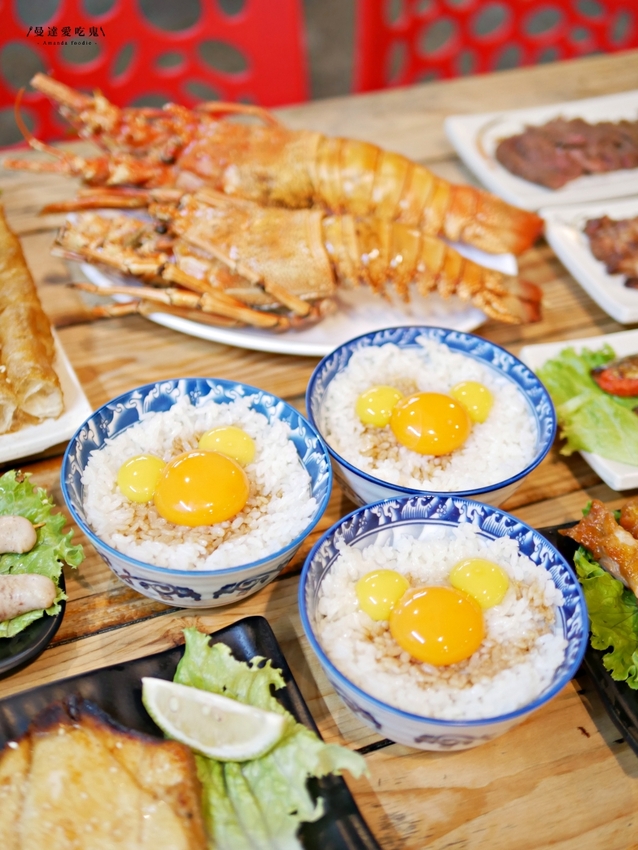浮誇系成大美食!超吸睛米奇豬油拌飯吃起來『府城騷烤家』整隻龍蝦抓起來嗑也太過癮啦!台南美食|台南東區|台南宵夜 - 曼達愛吃鬼