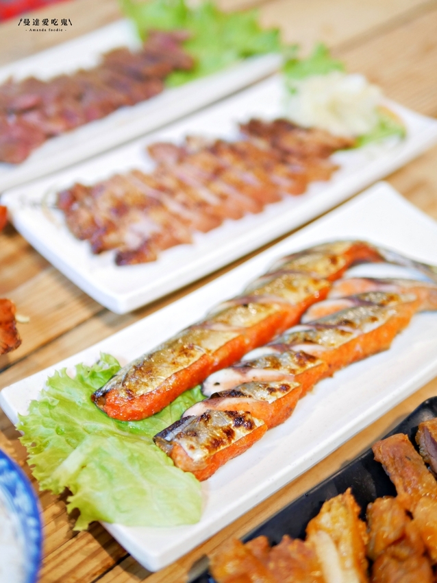 浮誇系成大美食!超吸睛米奇豬油拌飯吃起來『府城騷烤家』整隻龍蝦抓起來嗑也太過癮啦!台南美食|台南東區|台南宵夜 - 曼達愛吃鬼