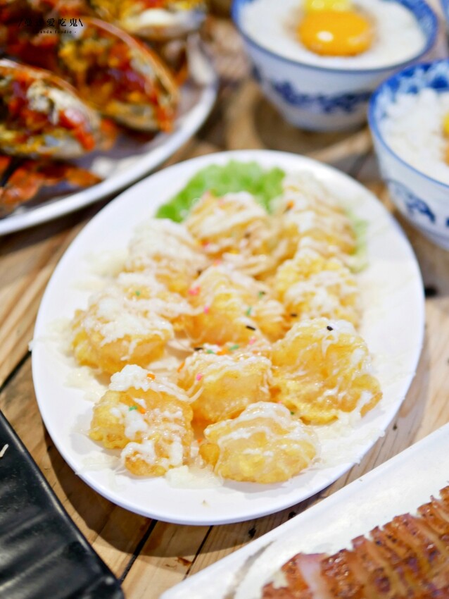 台南美食『府城騷烤家』蟹黃滿成這樣真的犯規犯規，期間限定川燙小卷、炭烤紅蟳吃起來！