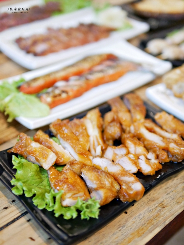 浮誇系成大美食!超吸睛米奇豬油拌飯吃起來『府城騷烤家』整隻龍蝦抓起來嗑也太過癮啦!台南美食|台南東區|台南宵夜 - 曼達愛吃鬼