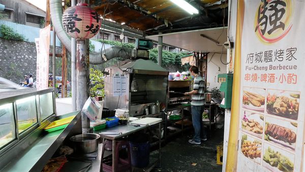 【台南市-東區】平價炭烤、好吃快炒、美味熱湯~『府城騷烤家』就是要讓你大呼過癮的即滿足荷包也滿足肚皮~σ(ˋ▽ˊ)σ~