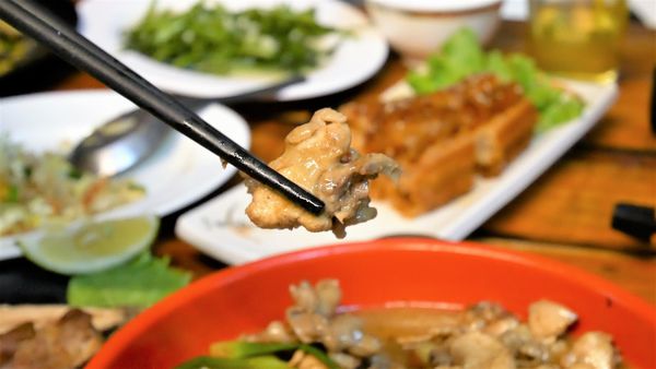 【台南市-東區】平價炭烤、好吃快炒、美味熱湯~『府城騷烤家』就是要讓你大呼過癮的即滿足荷包也滿足肚皮~σ(ˋ▽ˊ)σ~