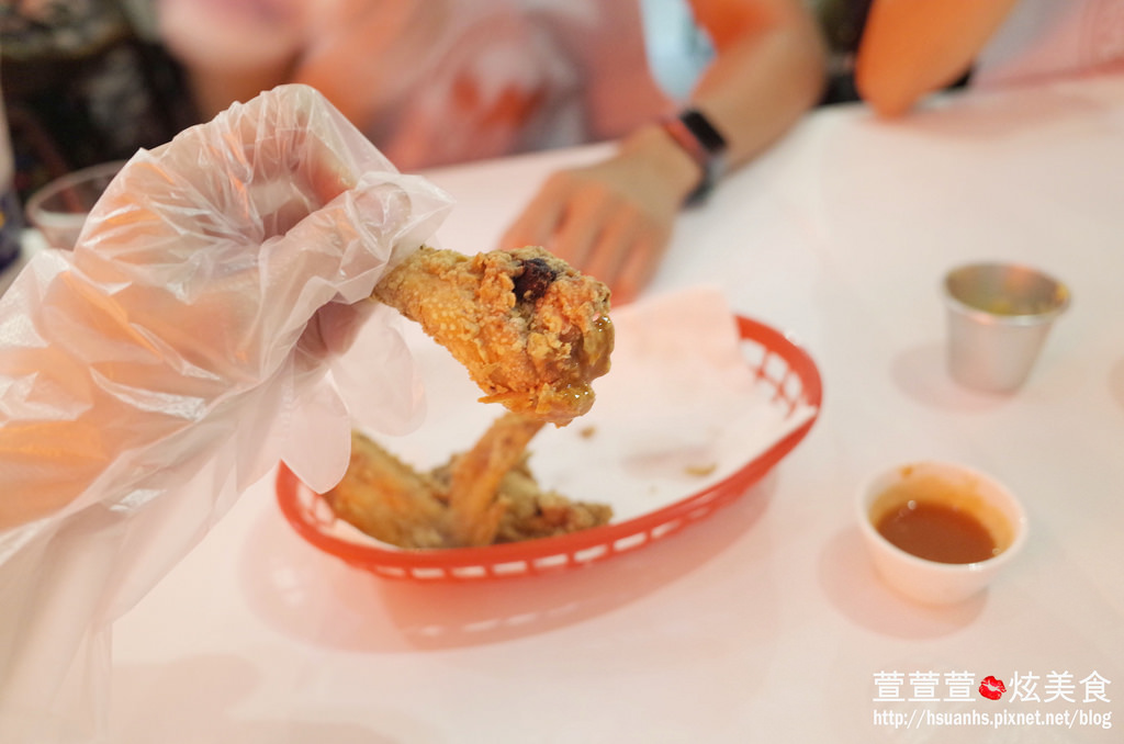 【台北】Brookhurst Seafood Bar 布魯克美式麻辣海鮮餐廳。這一頓飯用手抓著吃! 捷運國父紀念館站