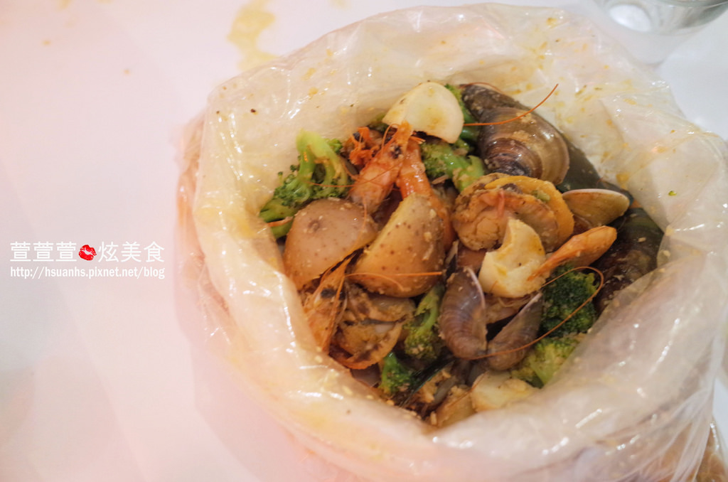 【台北】Brookhurst Seafood Bar 布魯克美式麻辣海鮮餐廳。這一頓飯用手抓著吃! 捷運國父紀念館站