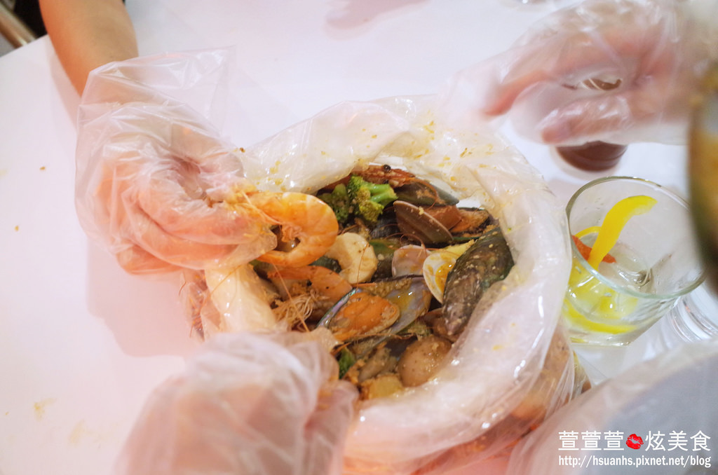 【台北】Brookhurst Seafood Bar 布魯克美式麻辣海鮮餐廳。這一頓飯用手抓著吃! 捷運國父紀念館站