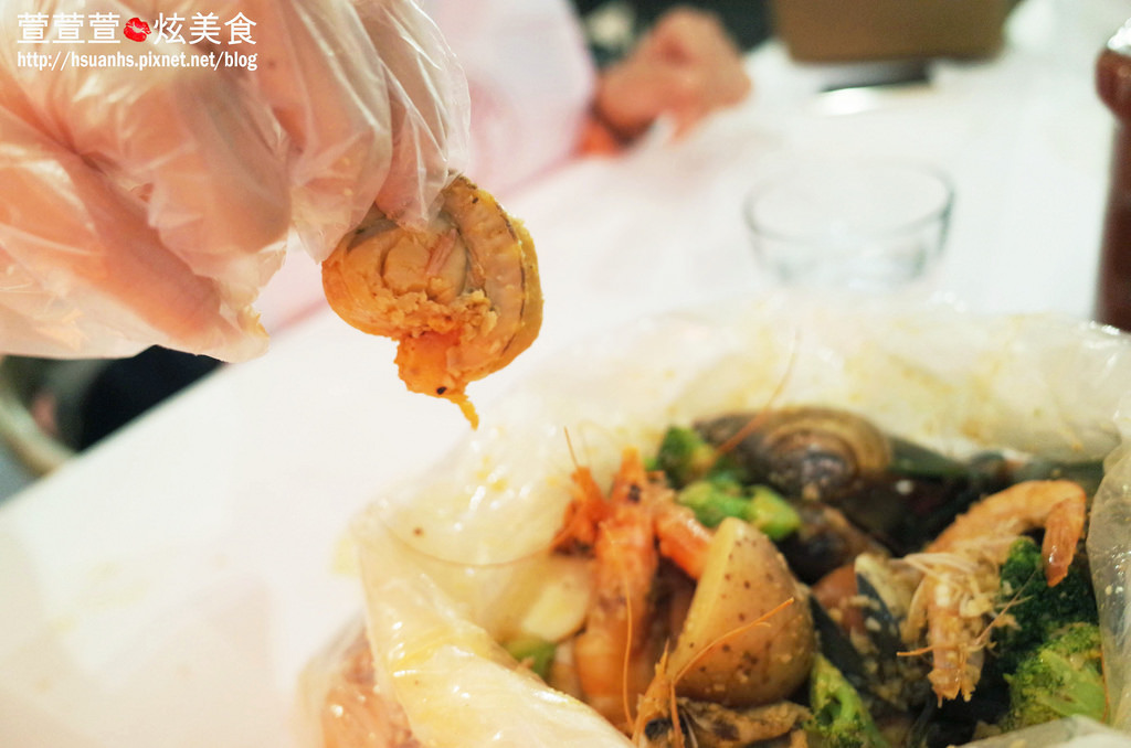 【台北】Brookhurst Seafood Bar 布魯克美式麻辣海鮮餐廳。這一頓飯用手抓著吃! 捷運國父紀念館站