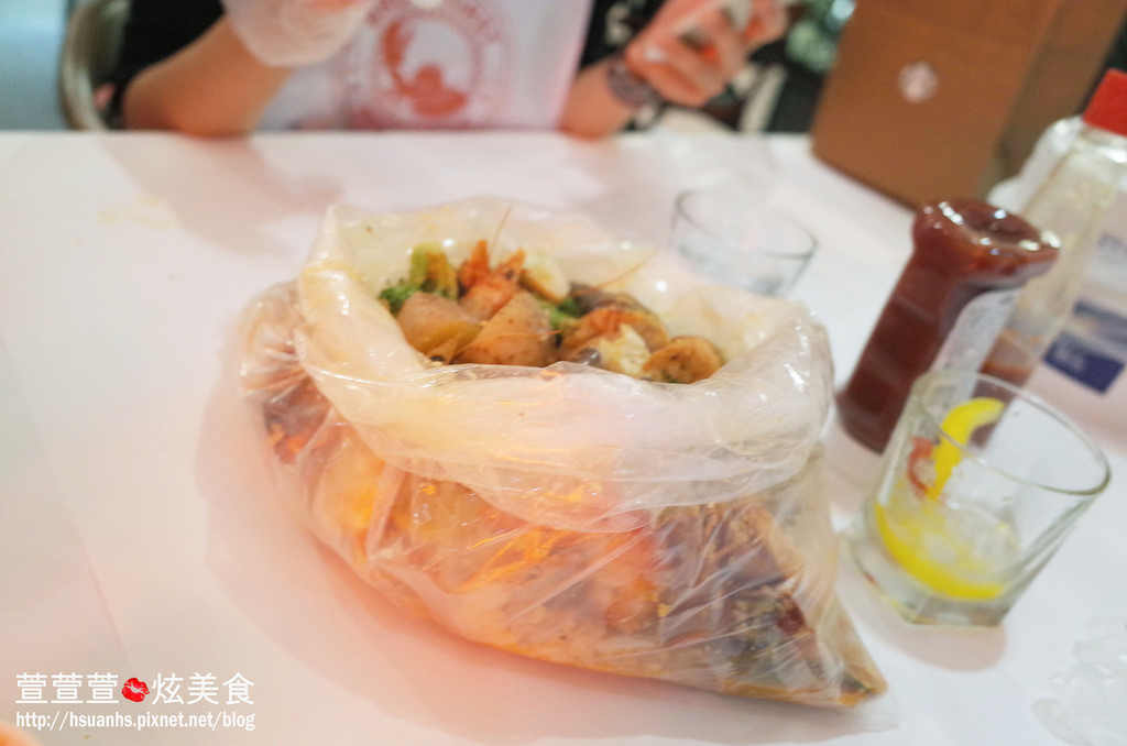 【台北】Brookhurst Seafood Bar 布魯克美式麻辣海鮮餐廳。這一頓飯用手抓著吃! 捷運國父紀念館站