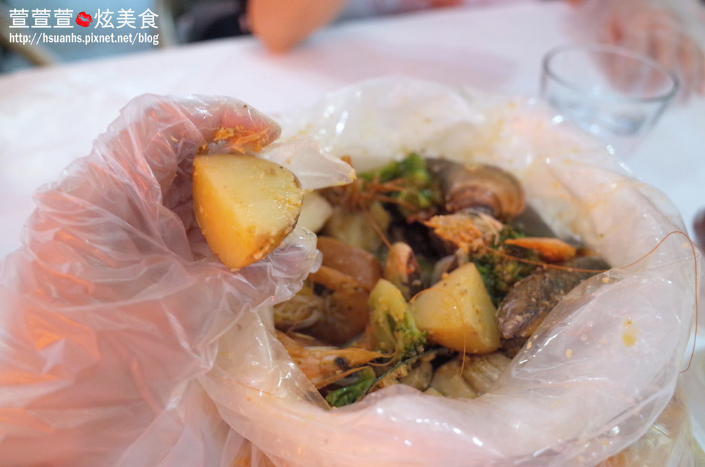 【台北】Brookhurst Seafood Bar 布魯克美式麻辣海鮮餐廳。這一頓飯用手抓著吃! 捷運國父紀念館站