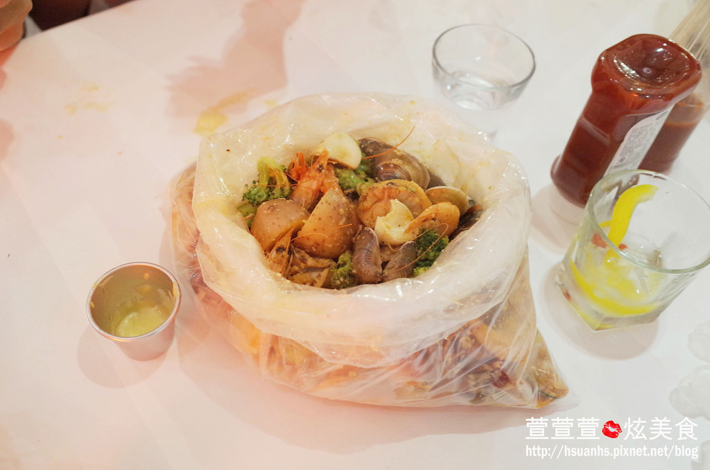 【台北】Brookhurst Seafood Bar 布魯克美式麻辣海鮮餐廳。這一頓飯用手抓著吃! 捷運國父紀念館站