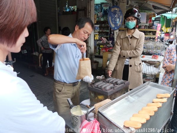 中央市場圓環太空棒攤：【美食特搜。屏東市】中央市場圓環太空棒攤。超便宜鑽石級小品點心 沒店名招牌 低調熱賣28年