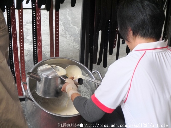 中央市場圓環太空棒攤：【美食特搜。屏東市】中央市場圓環太空棒攤。超便宜鑽石級小品點心 沒店名招牌 低調熱賣28年