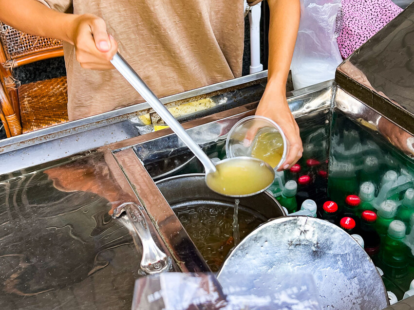 高雄市鹽埕區阿婆彈珠汽水（綜合茶）｜不起眼飲料小攤竟然有50年歷史！懷舊古早味彈珠汽水綜合茶