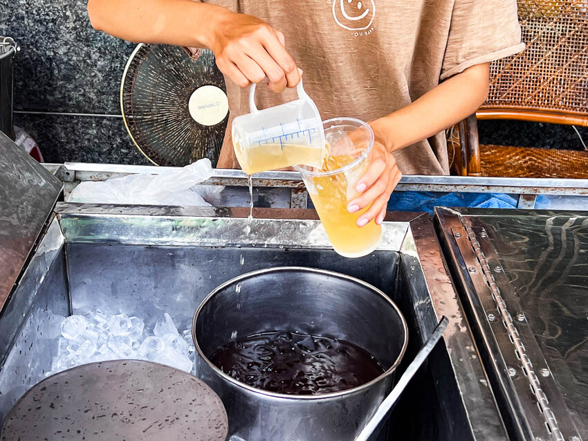 高雄市鹽埕區阿婆彈珠汽水（綜合茶）｜不起眼飲料小攤竟然有50年歷史！懷舊古早味彈珠汽水綜合茶