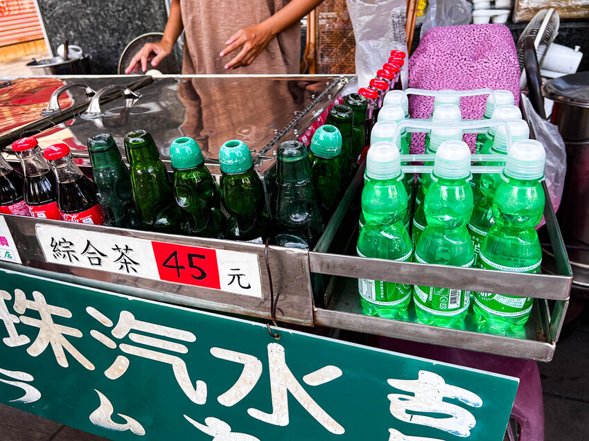 高雄市鹽埕區阿婆彈珠汽水（綜合茶）｜不起眼飲料小攤竟然有50年歷史！懷舊古早味彈珠汽水綜合茶