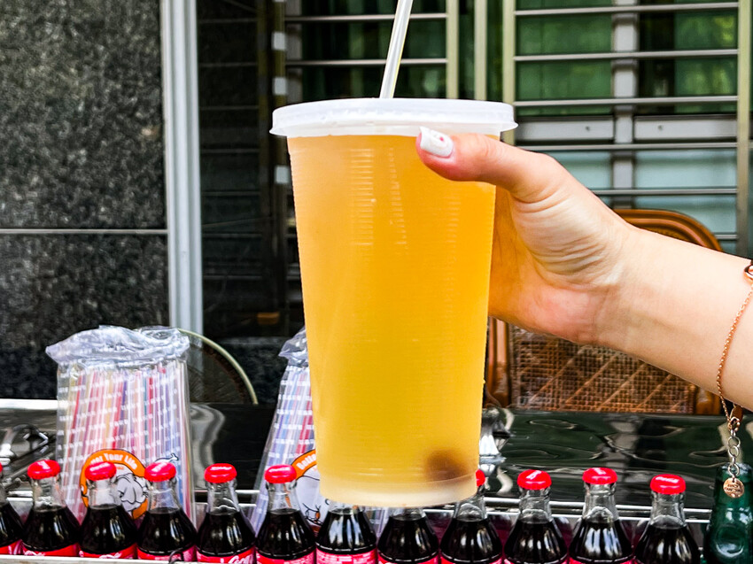 高雄市鹽埕區阿婆彈珠汽水（綜合茶）｜不起眼飲料小攤竟然有50年歷史！懷舊古早味彈珠汽水綜合茶