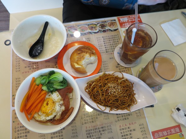 崔記茶餐廳：崔記茶餐廳...  曄!!!  咁多料～