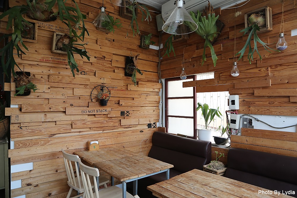 台南美食｜呷賀食尚餐酒館:火山爆發起司炒飯，熊熊火焰好震撼，金黃蛋汁與起司超邪惡!｜IG熱門打卡餐廳｜超好拍乾燥花｜想當網美來這裡 - 台南好Food遊