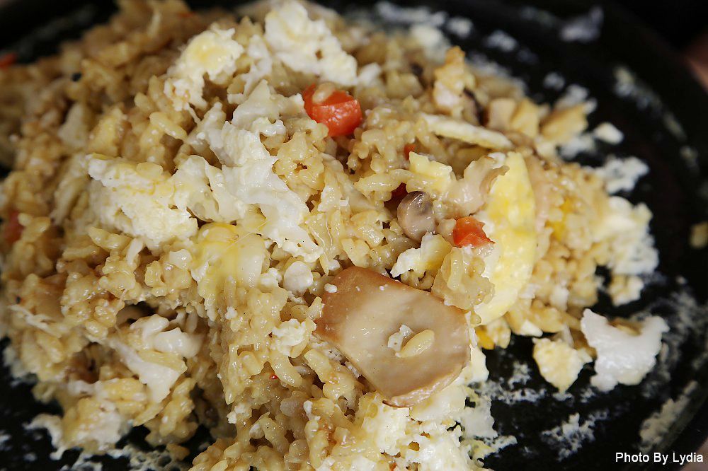 台南美食｜呷賀食尚餐酒館:火山爆發起司炒飯，熊熊火焰好震撼，金黃蛋汁與起司超邪惡!｜IG熱門打卡餐廳｜超好拍乾燥花｜想當網美來這裡 - 台南好Food遊