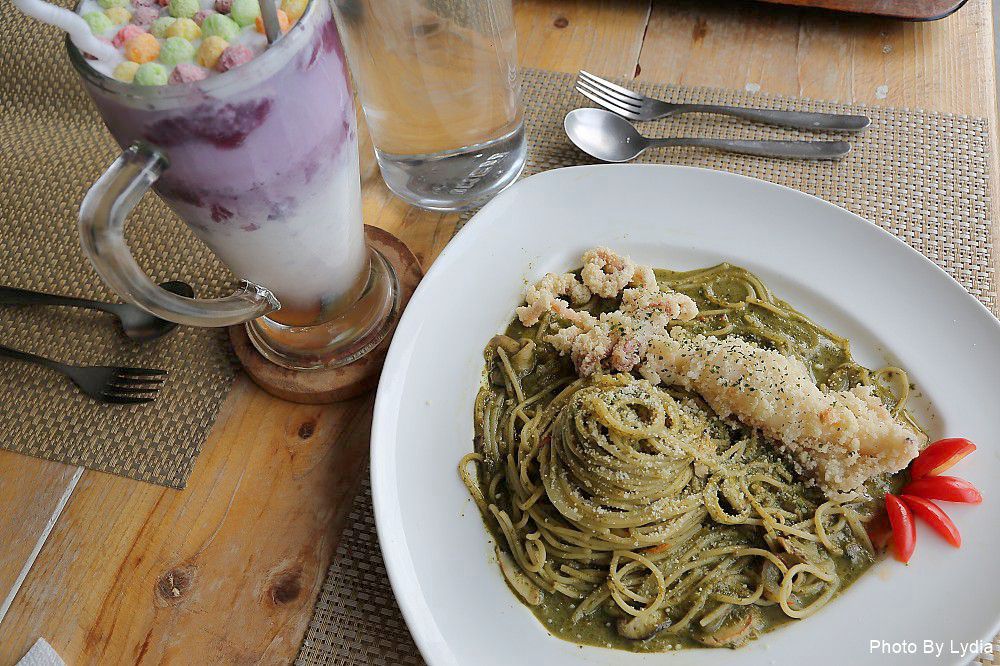 台南美食｜呷賀食尚餐酒館:火山爆發起司炒飯，熊熊火焰好震撼，金黃蛋汁與起司超邪惡!｜IG熱門打卡餐廳｜超好拍乾燥花｜想當網美來這裡 - 台南好Food遊