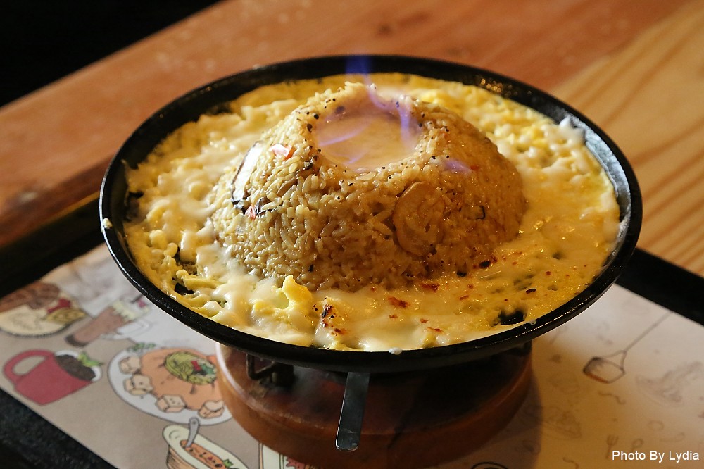 台南美食｜呷賀食尚餐酒館:火山爆發起司炒飯，熊熊火焰好震撼，金黃蛋汁與起司超邪惡!｜IG熱門打卡餐廳｜超好拍乾燥花｜想當網美來這裡 - 台南好Food遊