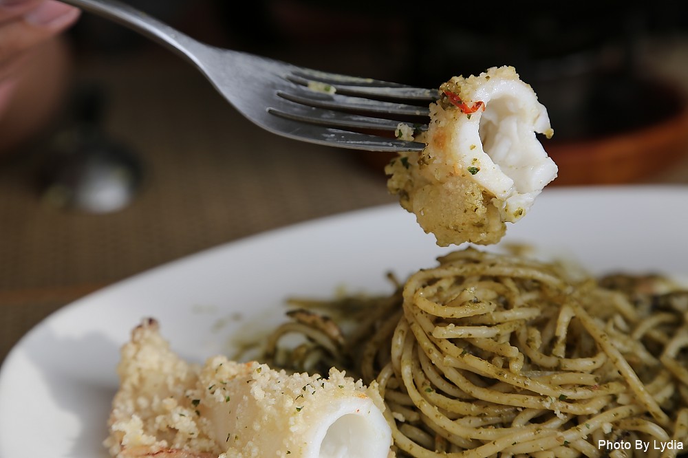 台南美食｜呷賀食尚餐酒館:火山爆發起司炒飯，熊熊火焰好震撼，金黃蛋汁與起司超邪惡!｜IG熱門打卡餐廳｜超好拍乾燥花｜想當網美來這裡 - 台南好Food遊