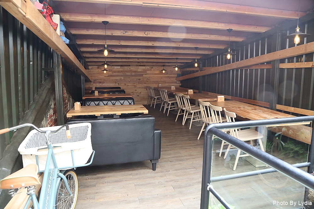 台南美食｜呷賀食尚餐酒館:火山爆發起司炒飯，熊熊火焰好震撼，金黃蛋汁與起司超邪惡!｜IG熱門打卡餐廳｜超好拍乾燥花｜想當網美來這裡 - 台南好Food遊