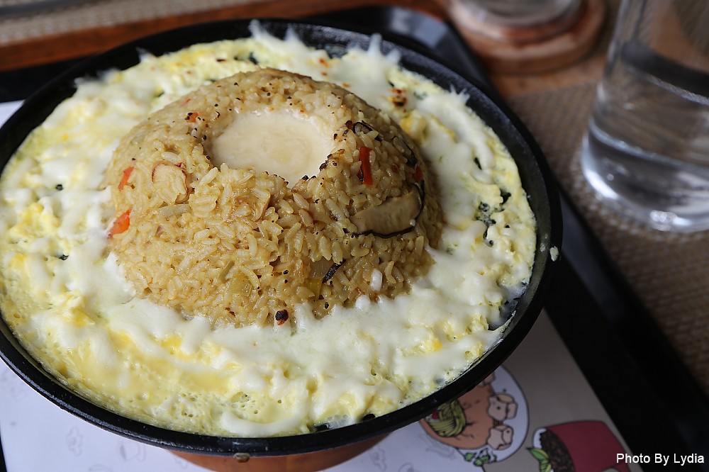 台南美食｜呷賀食尚餐酒館:火山爆發起司炒飯，熊熊火焰好震撼，金黃蛋汁與起司超邪惡!｜IG熱門打卡餐廳｜超好拍乾燥花｜想當網美來這裡 - 台南好Food遊