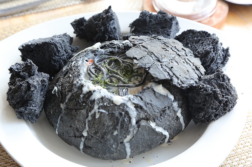 台南美食｜呷賀食尚餐酒館:火山爆發起司炒飯，熊熊火焰好震撼，金黃蛋汁與起司超邪惡!｜IG熱門打卡餐廳｜超好拍乾燥花｜想當網美來這裡 - 台南好Food遊