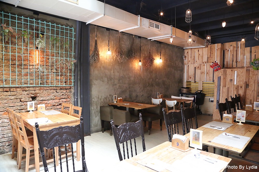 台南美食｜呷賀食尚餐酒館:火山爆發起司炒飯，熊熊火焰好震撼，金黃蛋汁與起司超邪惡!｜IG熱門打卡餐廳｜超好拍乾燥花｜想當網美來這裡 - 台南好Food遊