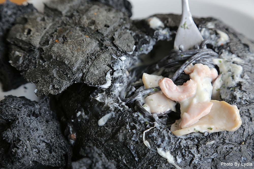 台南美食｜呷賀食尚餐酒館:火山爆發起司炒飯，熊熊火焰好震撼，金黃蛋汁與起司超邪惡!｜IG熱門打卡餐廳｜超好拍乾燥花｜想當網美來這裡 - 台南好Food遊