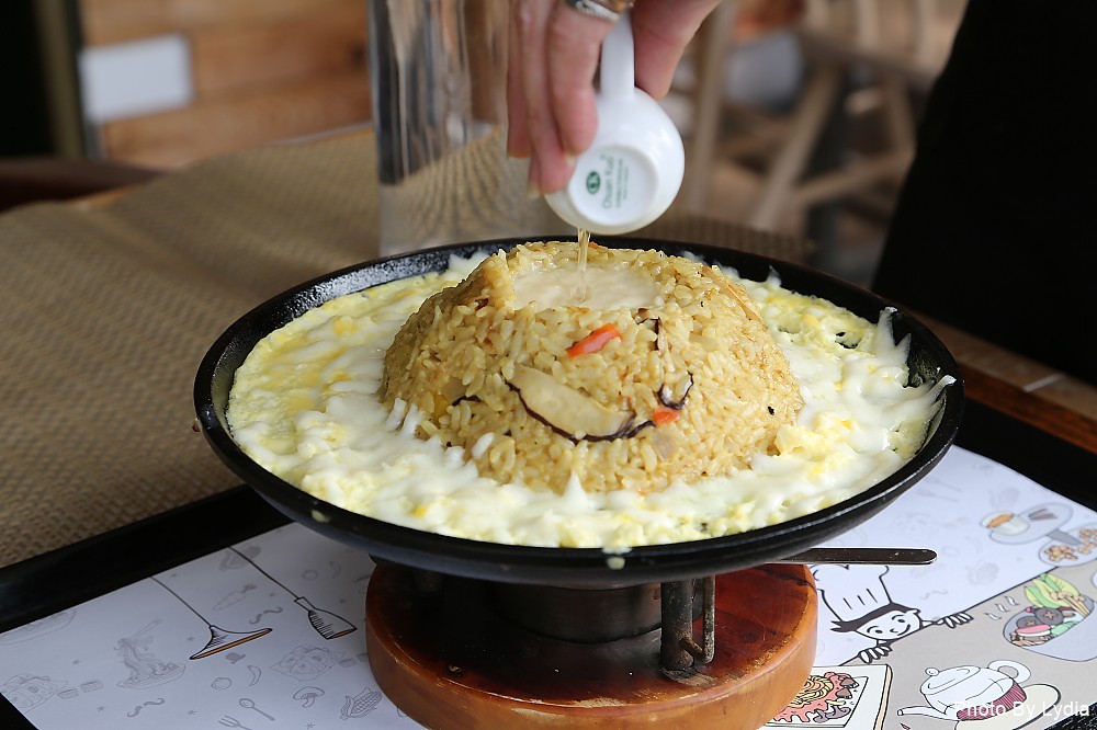 台南美食｜呷賀食尚餐酒館:火山爆發起司炒飯，熊熊火焰好震撼，金黃蛋汁與起司超邪惡!｜IG熱門打卡餐廳｜超好拍乾燥花｜想當網美來這裡 - 台南好Food遊