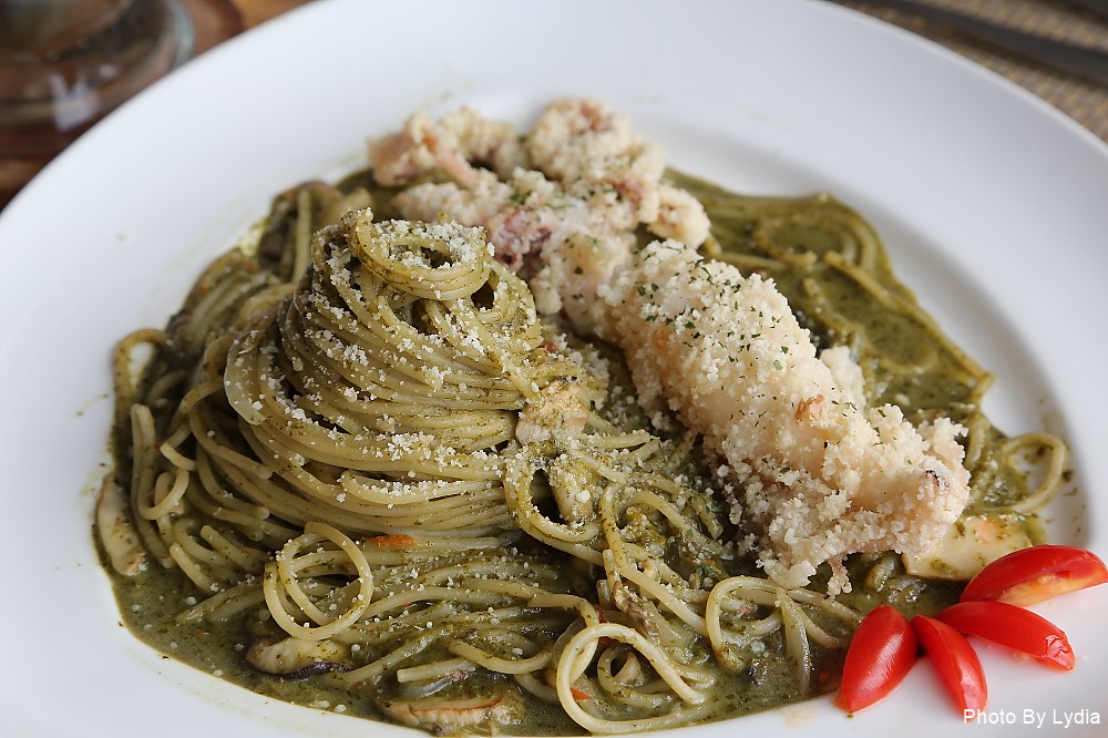 台南美食｜呷賀食尚餐酒館:火山爆發起司炒飯，熊熊火焰好震撼，金黃蛋汁與起司超邪惡!｜IG熱門打卡餐廳｜超好拍乾燥花｜想當網美來這裡 - 台南好Food遊