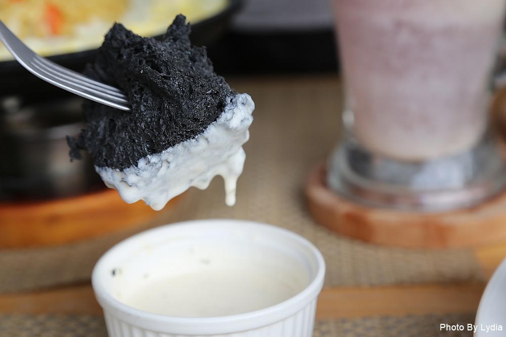 台南美食｜呷賀食尚餐酒館:火山爆發起司炒飯，熊熊火焰好震撼，金黃蛋汁與起司超邪惡!｜IG熱門打卡餐廳｜超好拍乾燥花｜想當網美來這裡 - 台南好Food遊