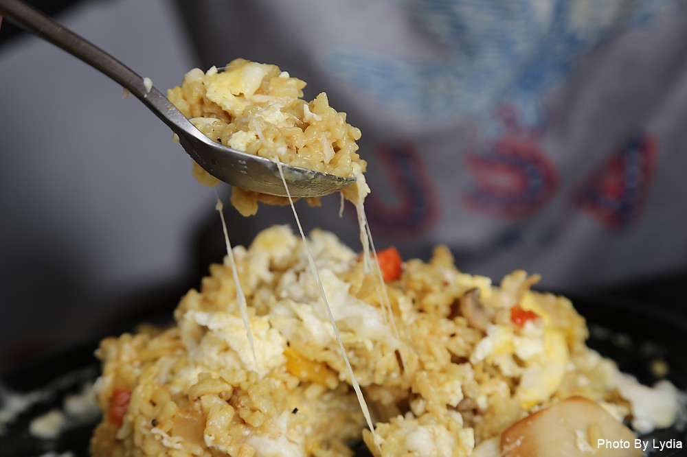 台南美食｜呷賀食尚餐酒館:火山爆發起司炒飯，熊熊火焰好震撼，金黃蛋汁與起司超邪惡!｜IG熱門打卡餐廳｜超好拍乾燥花｜想當網美來這裡 - 台南好Food遊