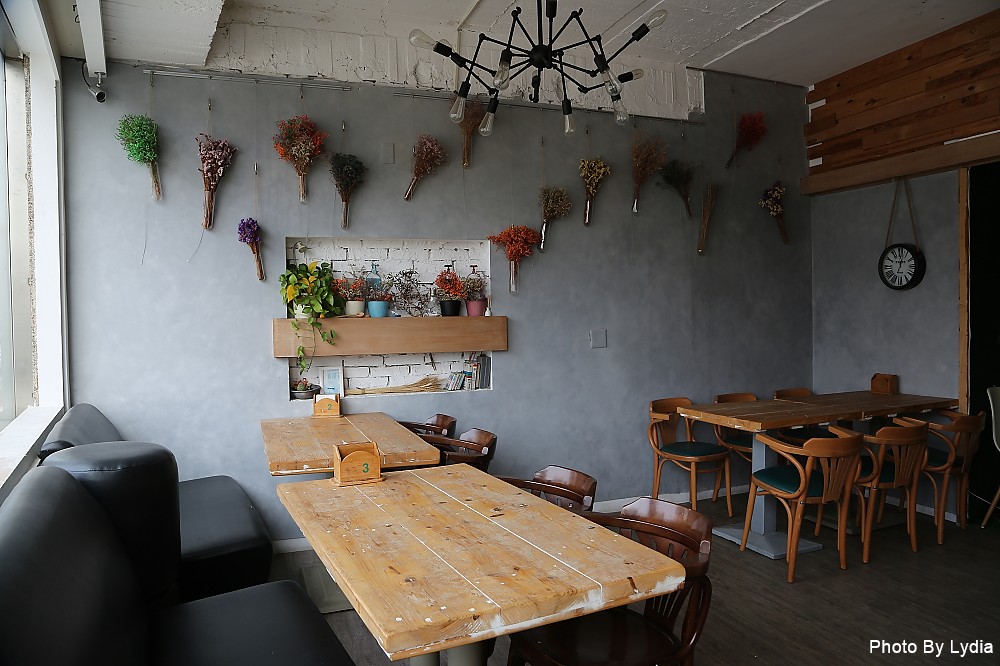 台南美食｜呷賀食尚餐酒館:火山爆發起司炒飯，熊熊火焰好震撼，金黃蛋汁與起司超邪惡!｜IG熱門打卡餐廳｜超好拍乾燥花｜想當網美來這裡 - 台南好Food遊