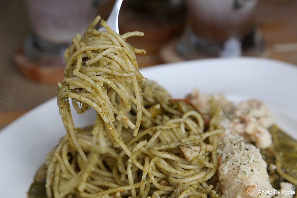 台南美食｜呷賀食尚餐酒館:火山爆發起司炒飯，熊熊火焰好震撼，金黃蛋汁與起司超邪惡!｜IG熱門打卡餐廳｜超好拍乾燥花｜想當網美來這裡 - 台南好Food遊
