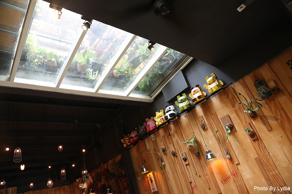 台南美食｜呷賀食尚餐酒館:火山爆發起司炒飯，熊熊火焰好震撼，金黃蛋汁與起司超邪惡!｜IG熱門打卡餐廳｜超好拍乾燥花｜想當網美來這裡 - 台南好Food遊