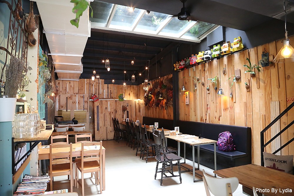 台南美食｜呷賀食尚餐酒館:火山爆發起司炒飯，熊熊火焰好震撼，金黃蛋汁與起司超邪惡!｜IG熱門打卡餐廳｜超好拍乾燥花｜想當網美來這裡 - 台南好Food遊