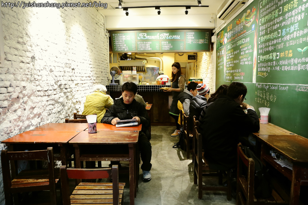 【食║台北】高三孝碳烤吐司~古早味碳烤吐司隱身南門市場小巷弄