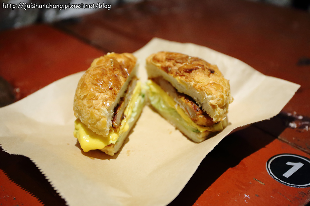 【食║台北】高三孝碳烤吐司~古早味碳烤吐司隱身南門市場小巷弄