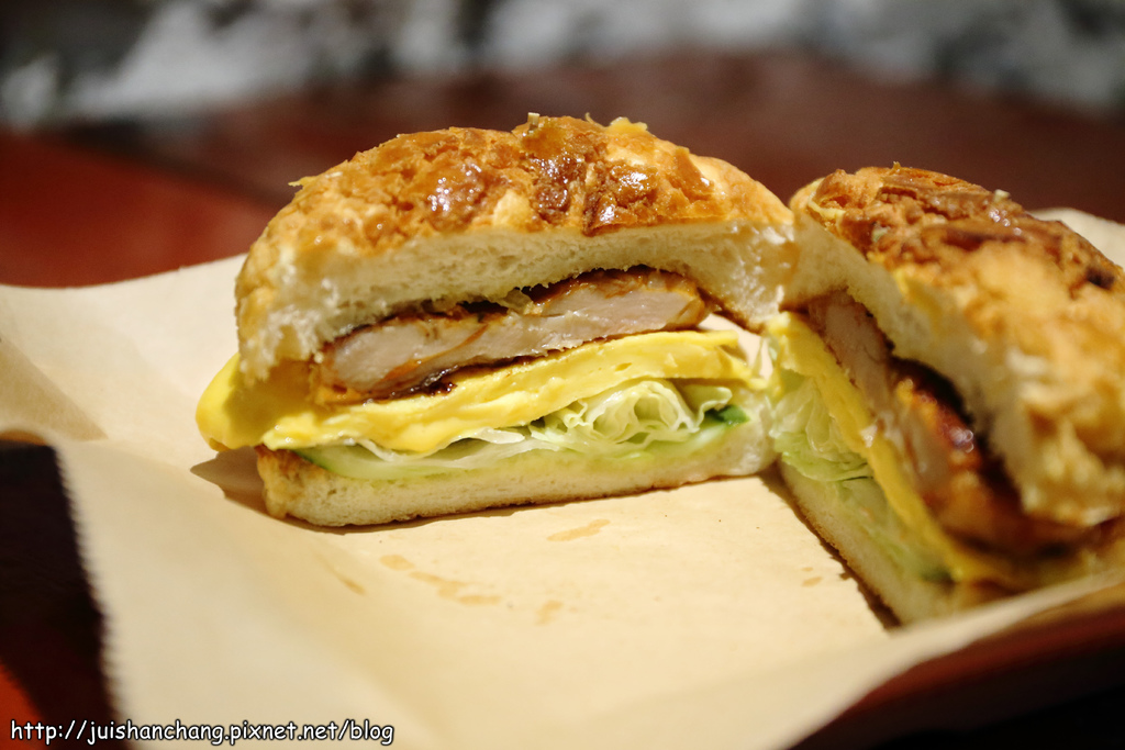 【食║台北】高三孝碳烤吐司~古早味碳烤吐司隱身南門市場小巷弄