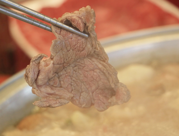 屏東 潮州。牛大福沙茶火鍋城，新鮮現切厚切牛肉